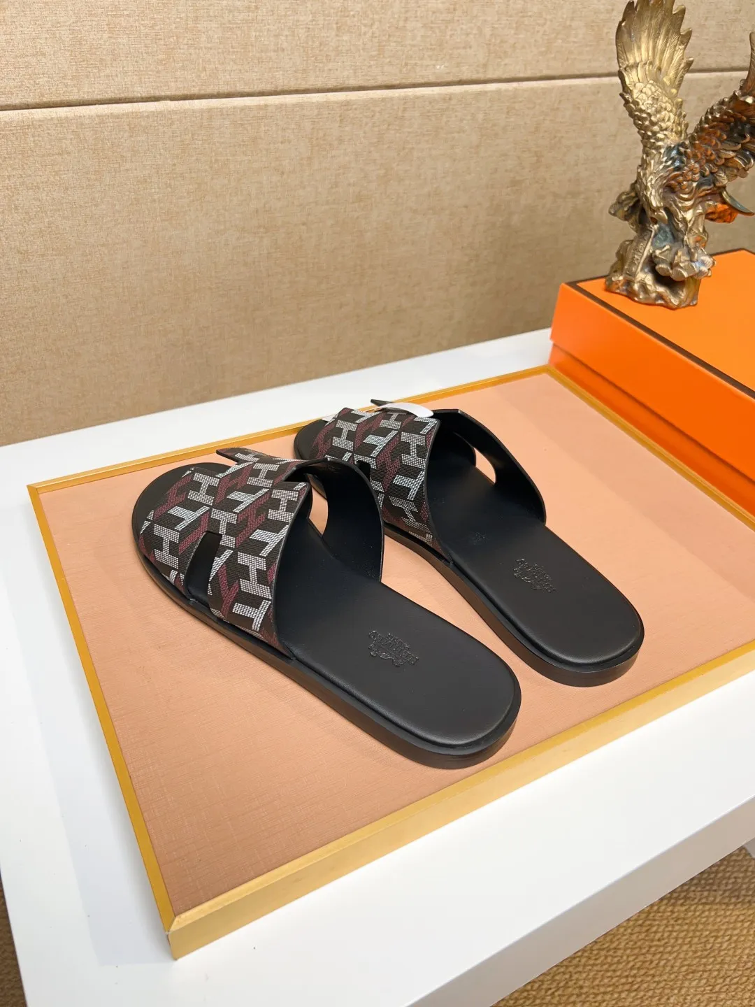Men's clothing and shoes 💰280 💅💅💅 new arrival. Hermes Hermes official website latest counter synchronized new oran color leather H slippers, the original Paris version flew back to the original model and opened the mold to make it perfectly🍌The highest quality Sincerity, you can enter and leave the counter at will [Deyi] The upper is made of original customized  colored palm prints, crocodile print, ostrich print, colored cow leather, colored cow suede, 🤔 horse hair, 🥳 colored diamonds, 🥰 3D printing, and other genuine leather slippers, imported cow pattern foot pad lining, Italian  latest original genuine leather combination outsole Code number: 38-48 (customized at 46.47.48) Can be made into picture combination sole with genuine leather pattern and ordinary molded outsole
